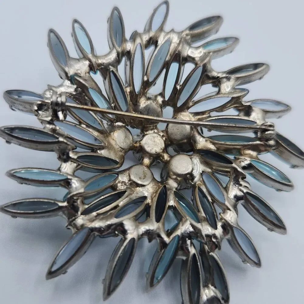 Vtg Unsigned Swirl Round Floral Burst Glass & AB Rhinestone Brooch Blue Gray OS - Picture 6 of 9